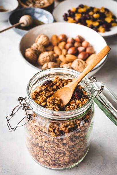 Mélange de granola maison conservé pour plus de craquant dans un bocal hermétique