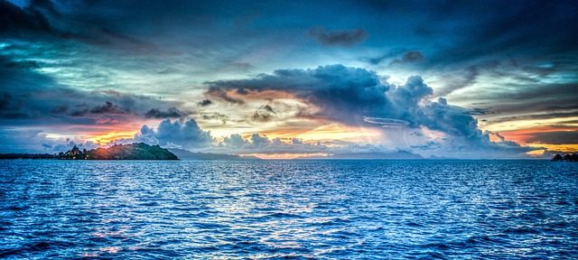 voyages en bateaux vue sur un coucher de soleil sur Bora-Bora d'une chaine Youtube