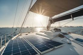 panneaux solaire sur le roof d'un catamaran