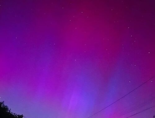 aurores boréales dans le ciel d'Arès en mai 2024 avec reflets bleu et rose