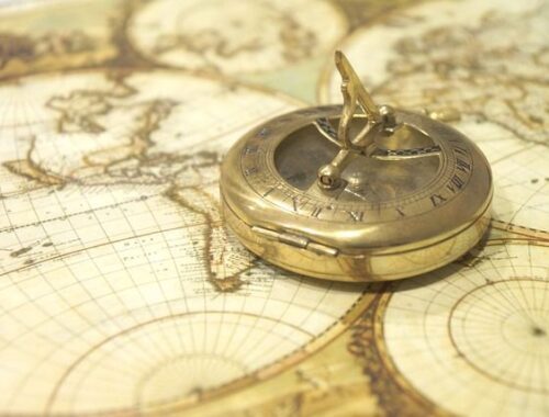 Boussole sur carte ancienne qui évoque les voyages en bateaux