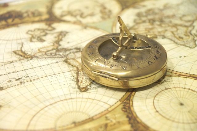 Boussole sur carte ancienne qui évoque les voyages en bateaux